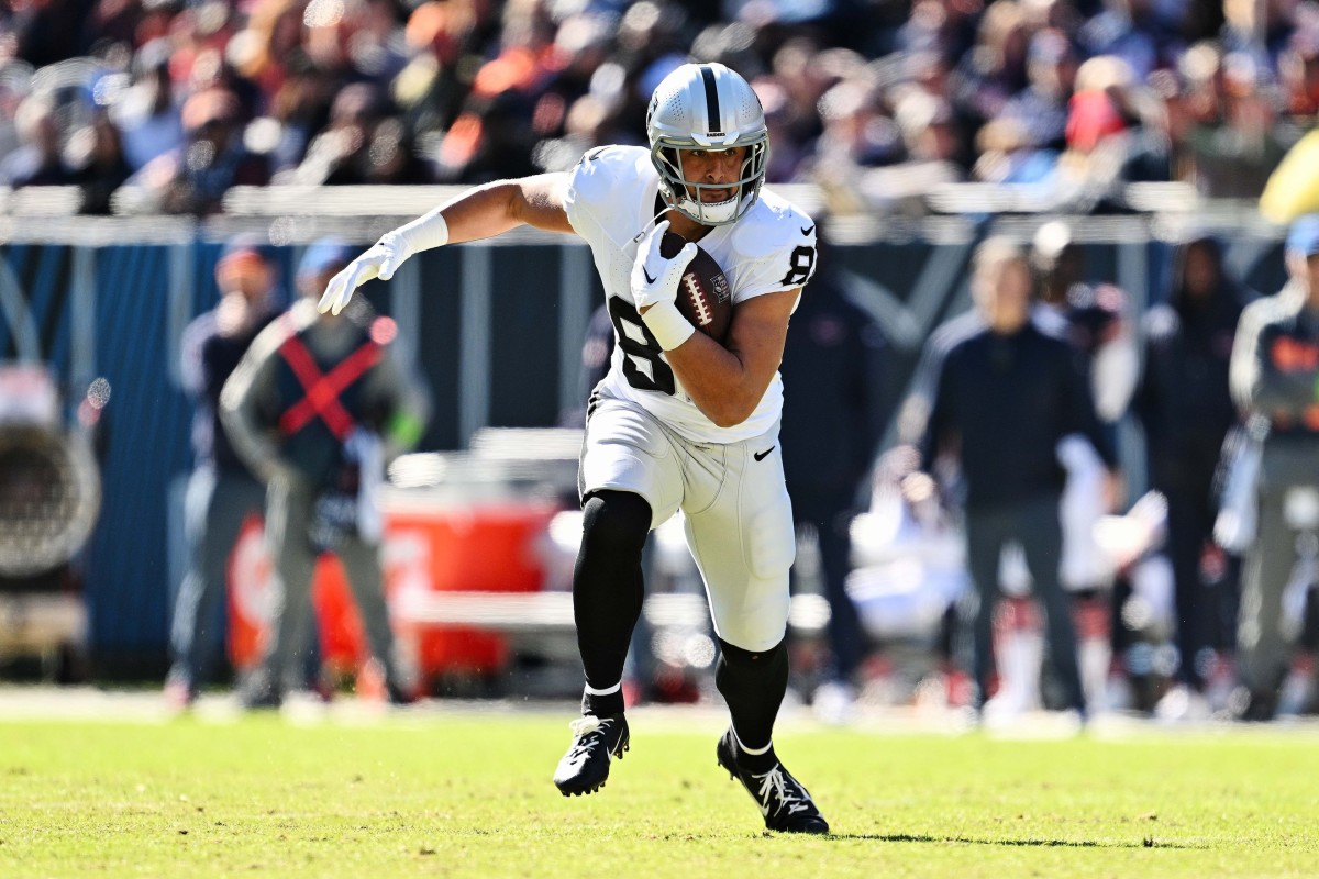 Las Vegas Raiders tight end Austin Hooper will likely need to step up Monday.