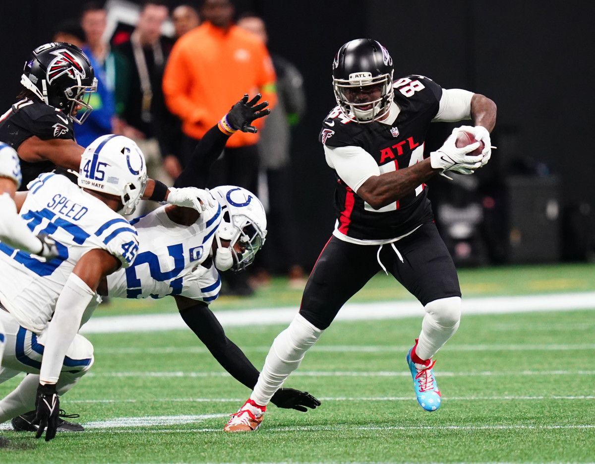 Atlanta Falcons running back Cordarrelle Patterson (84) carries the ball against the Indianapolis Colts during the first half at Mercedes-Benz Stadium.