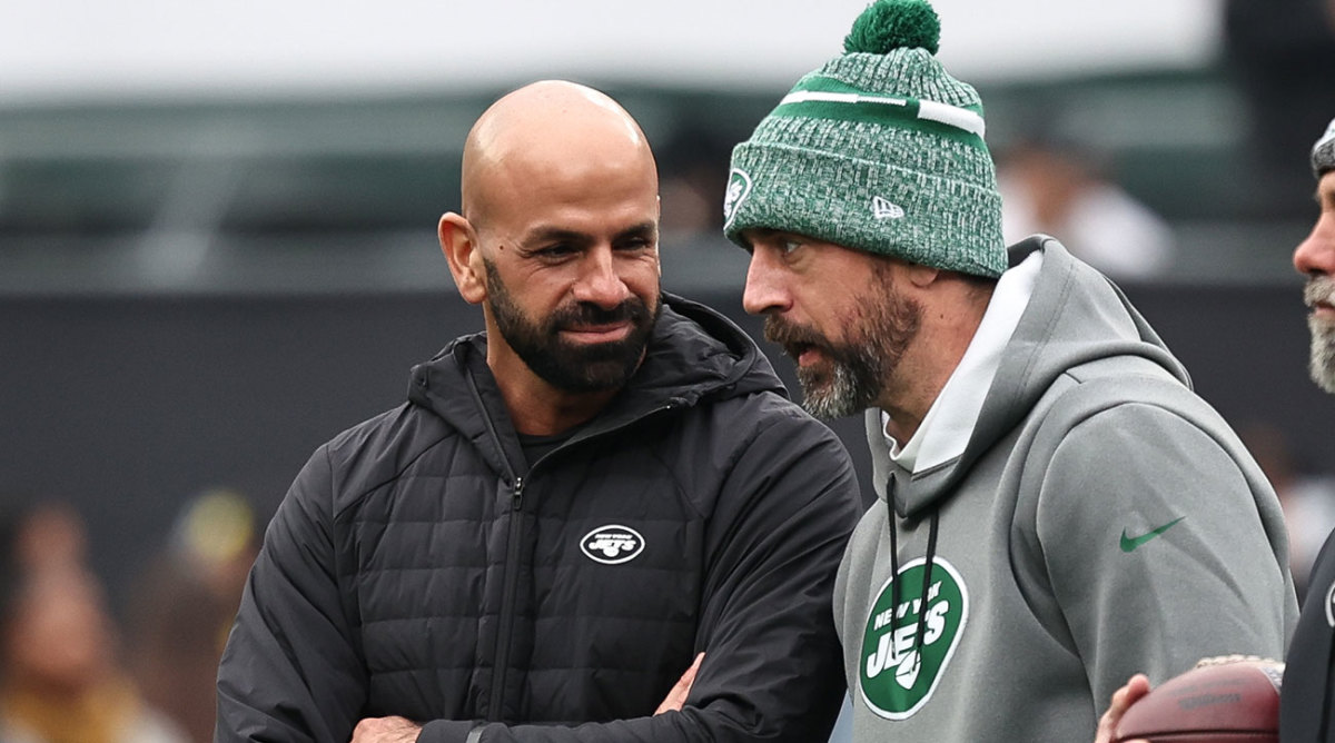 Robert Saleh talks to Aaron Rodgers before a Jets game.