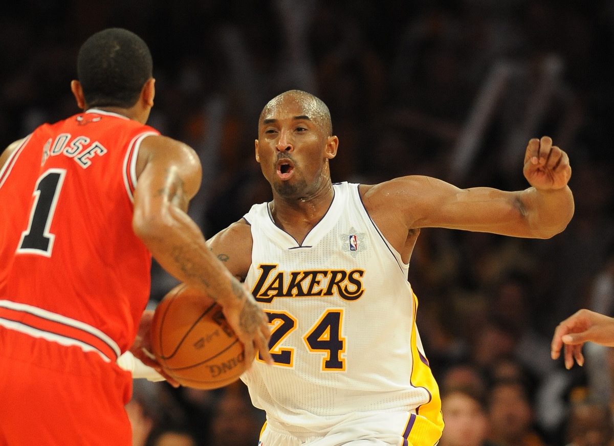 Los Angeles Lakers shooting guard Kobe Bryant (24) guards Chicago Bulls point guard Derrick Rose (1) in the second half of the game at the Staples Center. Bulls won 88-87. 
