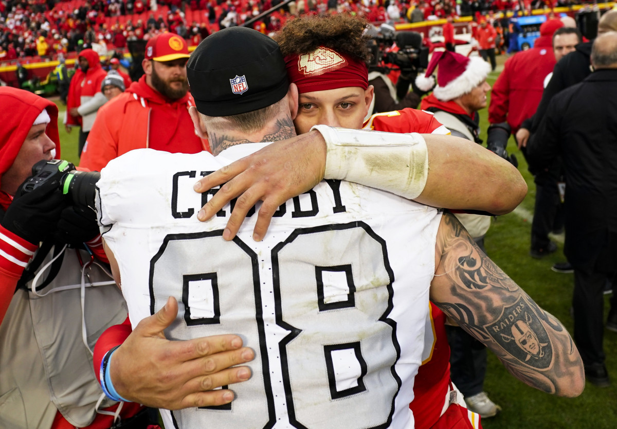 Patrick Mahomes Shared Classy Postgame Moment With Maxx Crosby After