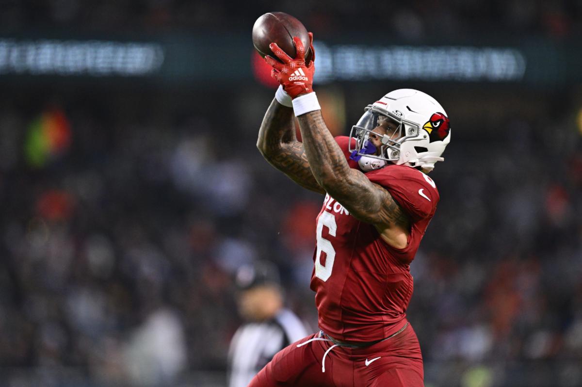 Arizona Cardinals running back James Conner (6) catches a pass that he converts into a touchdown in the first half against the Chicago Bears at Soldier Field.