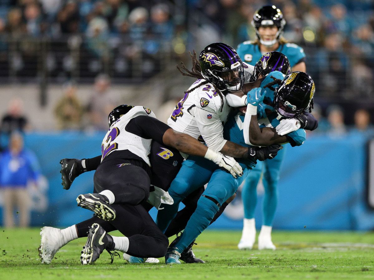 Clowney assisting on a tackle of Jacksonville Jaguars RB D'Ernest Johnson in Week 16 (17th Dec., 2023)