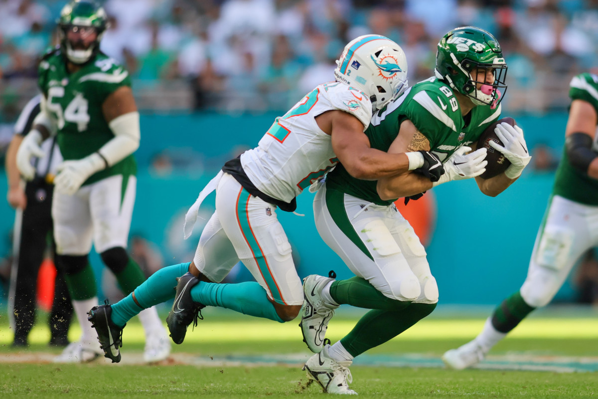 Jets' TE Jeremy Ruckert runs after a catch against Miami
