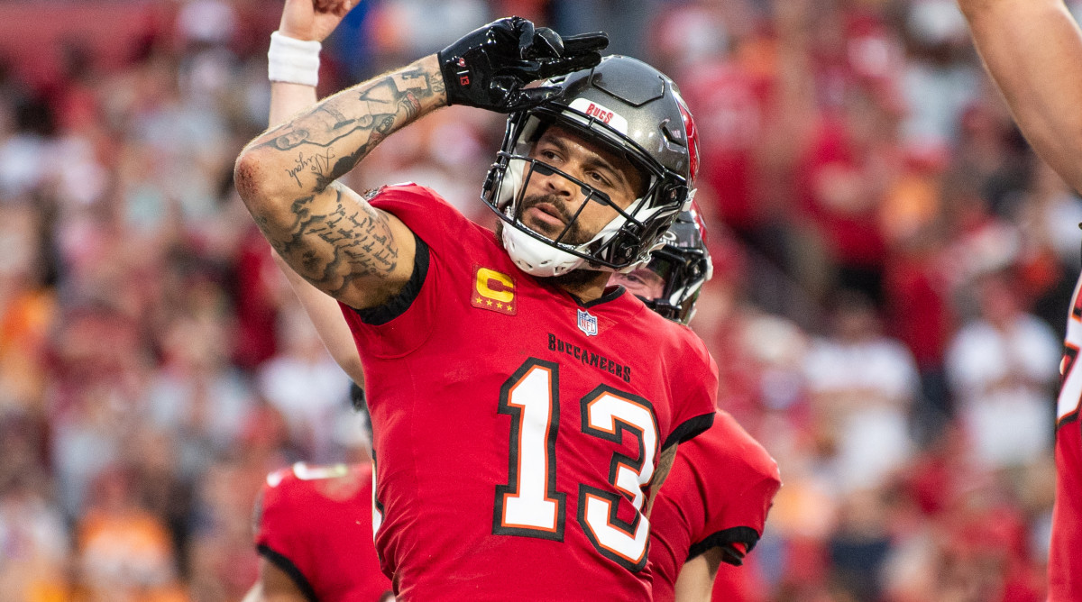 Buccaneers wide receiver Mike Evans salutes after scoring