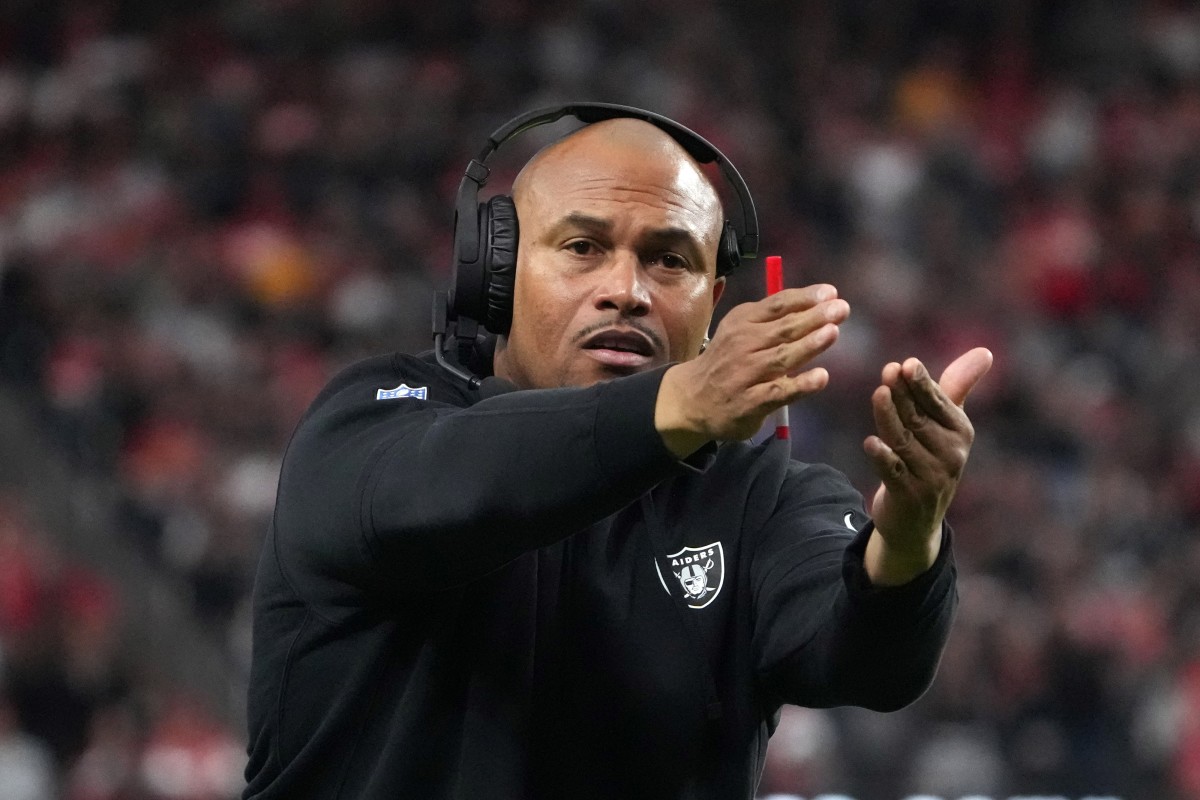 Raiders interim coach Antonio Pierce