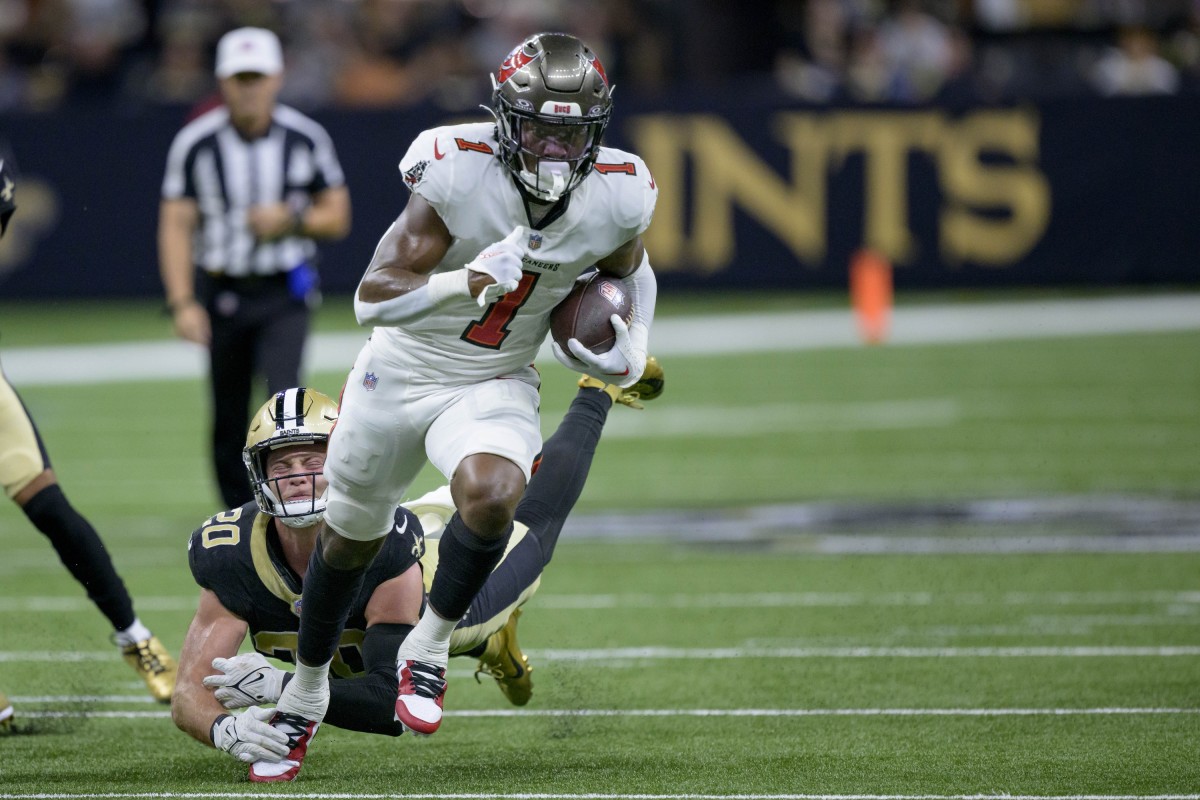 Tampa Bay Buccaneers running back Rachaad White (1) breaks away from a tackle attempt by New Orleans Saints linebacker Pete Werner (20). Mandatory Credit: Matthew Hinton-USA TODAY