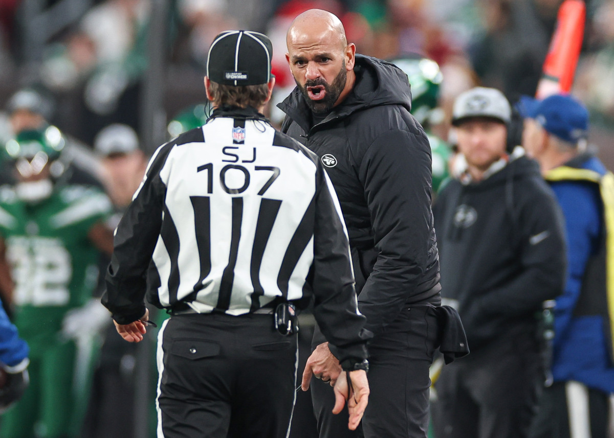 Jets' head coach Robert Saleh voices displeasure toward an official in Week 16