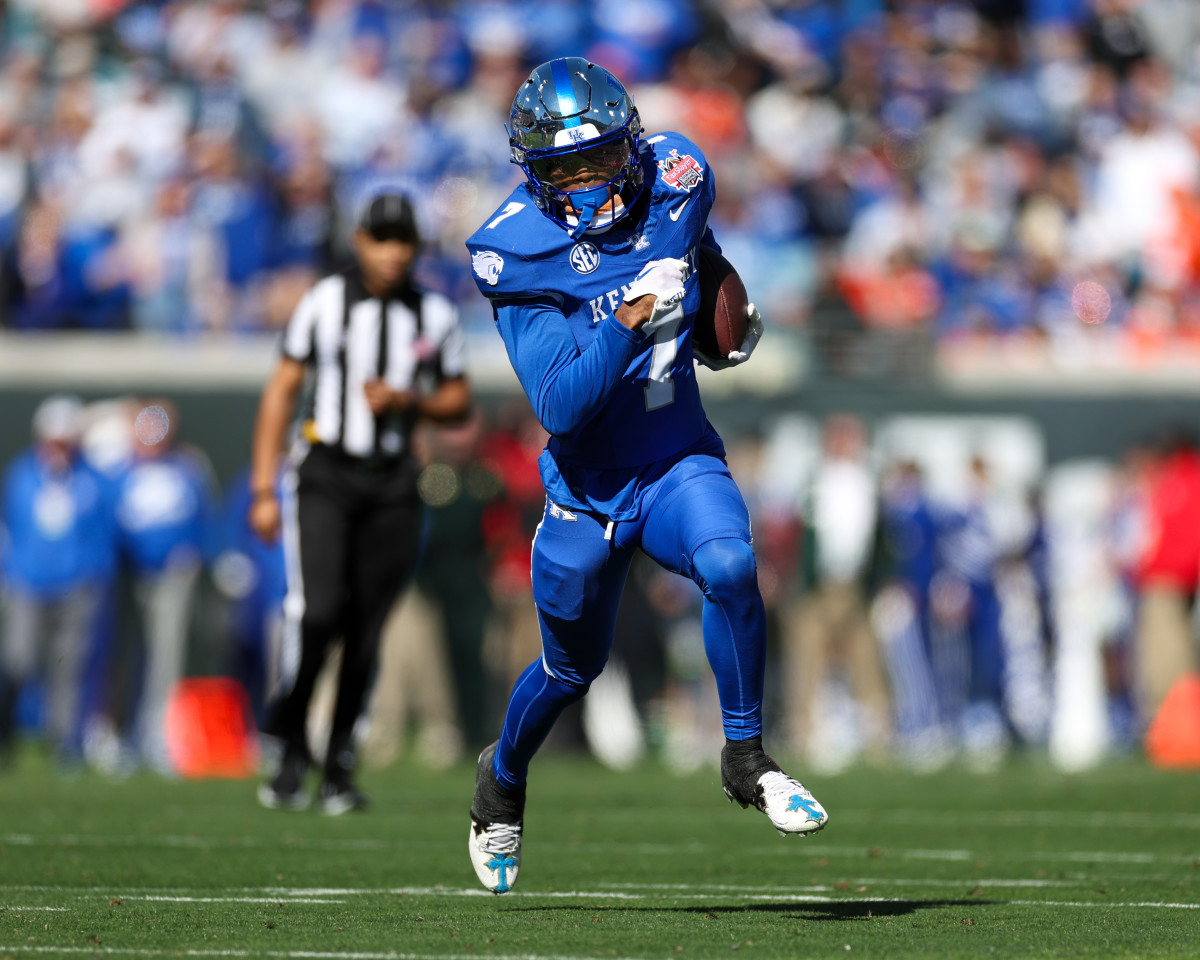 Dec 29, 2023; Jacksonville, FL, USA; Kentucky Wildcats wide receiver Barion Brown (7) runs for a touchdown against the Clemson tigers in the first quarter during the Gator Bowl at EverBank Stadium. Mandatory Credit: Nathan Ray Seebeck-USA TODAY Sports