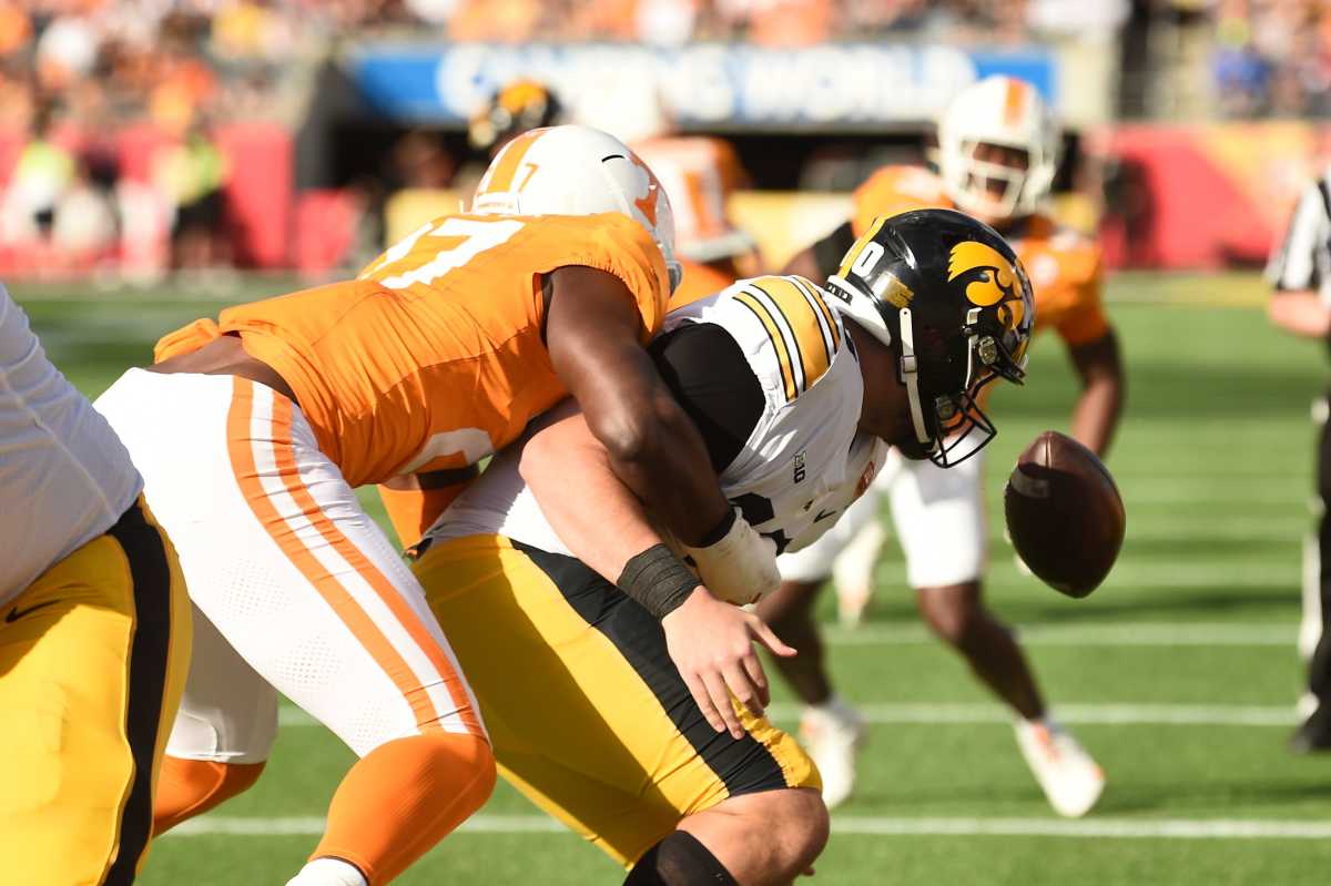 Tennessee Volunteers EDGE James Pearce Jr. during the win over Iowa. (Photo by Saul Young of the News Sentinel)