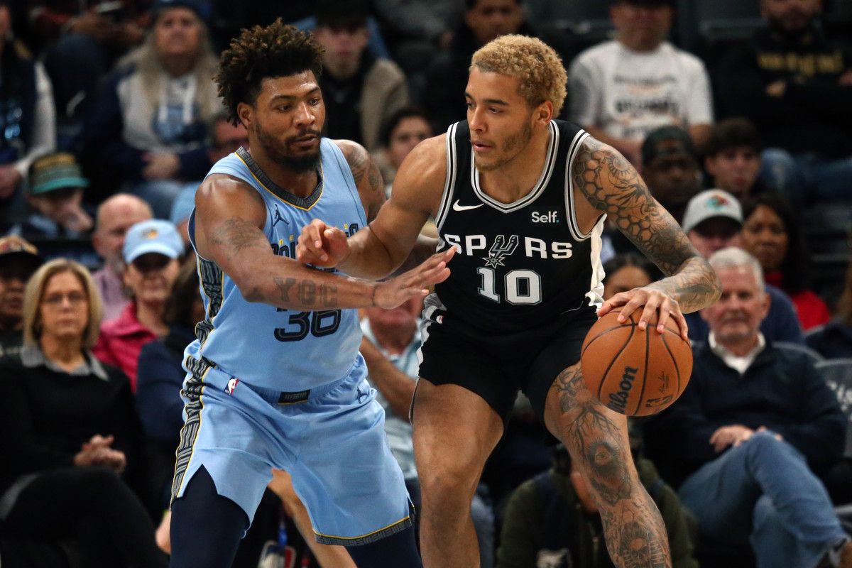San Antonio Spurs forward Jermey Sochan (10) and Memphis Grizzlies Marcus Smart (36).