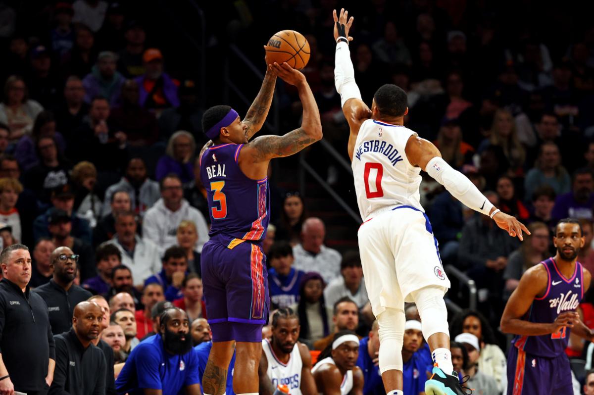Phoenix Suns guard Bradley Beal (3) shoots the ball against LA Clippers guard Russell Westbrook (0) during the second quarter at Footprint Center.