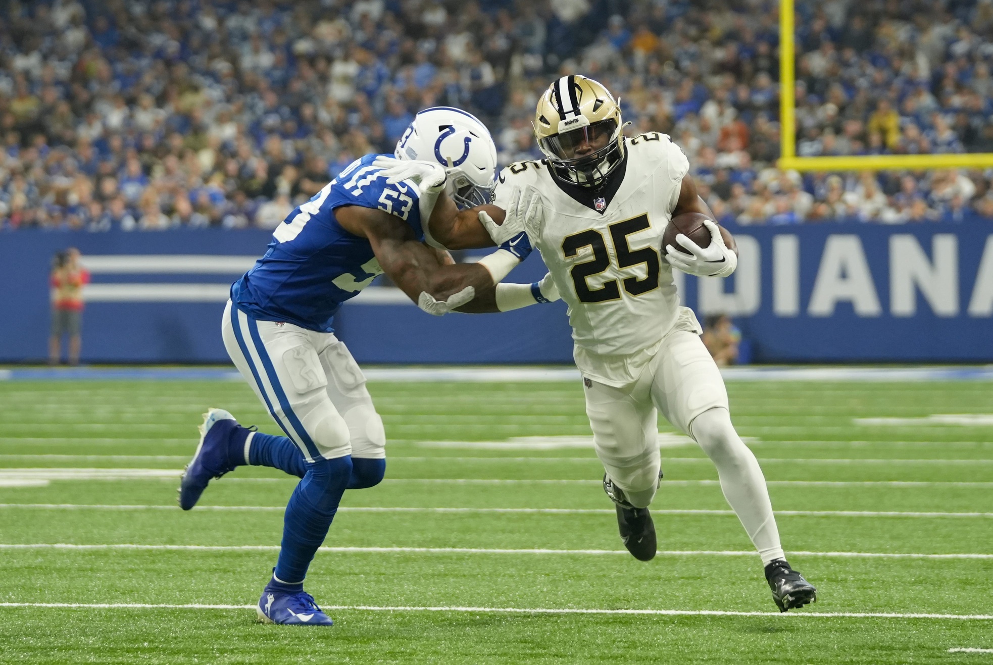 Indianapolis Colts linebacker Shaquille Leonard (53) tries to tackle New Orleans Saints running back Kendre Miller (25). © Clark Wade/IndyStar / USA TODAY NETWORK