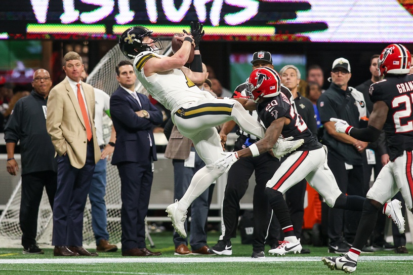 Taysom Hill (7) of the New Orleans Saints catches a pass over Atlanta Falcons cornerback Dee Alford (20). Mandatory Credit: Brett Davis-USA TODAY Sports