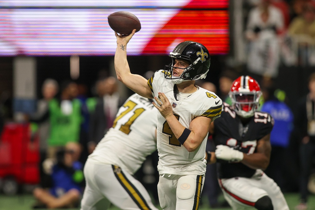 New Orleans Saints quarterback Derek Carr (4) throws a pass against the Atlanta Falcons. Mandatory Credit: Brett Davis-USA TODAY Sports