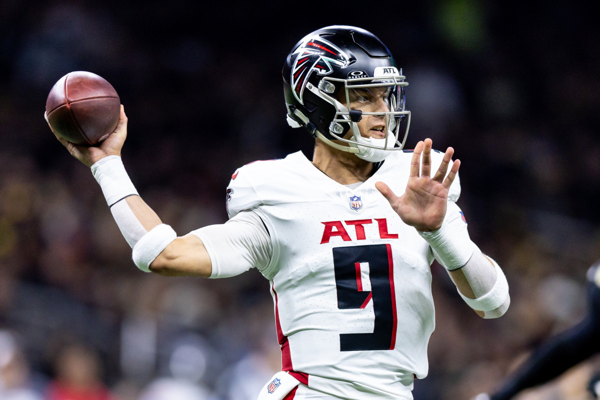 Jan 7, 2024; New Orleans, Louisiana, USA; Atlanta Falcons quarterback Desmond Ridder (9) passes against the New Orleans Saints during the first half at Caesars Superdome.