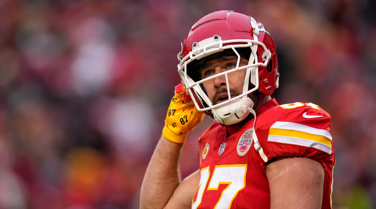 Chiefs tight end Travis Kelce heads to the sideline during a game.