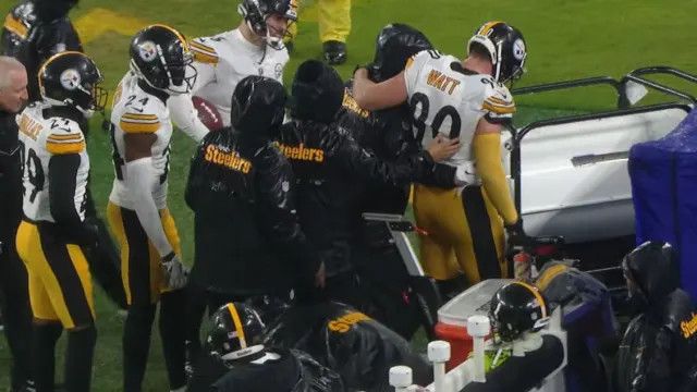 T.J. Watt contra o Baltimore Ravens, logo após sofrer lesão (Foto: Sports Illustrated)