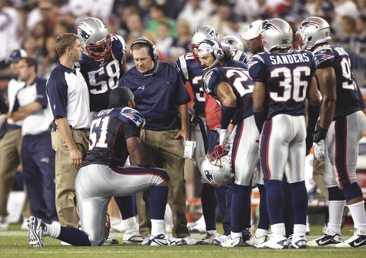 Jerod Mayo, one of Belichick’s former defensive stalwarts (No. 51, kneeling), is now rumored to be high on the list to replace him as coach in New England.