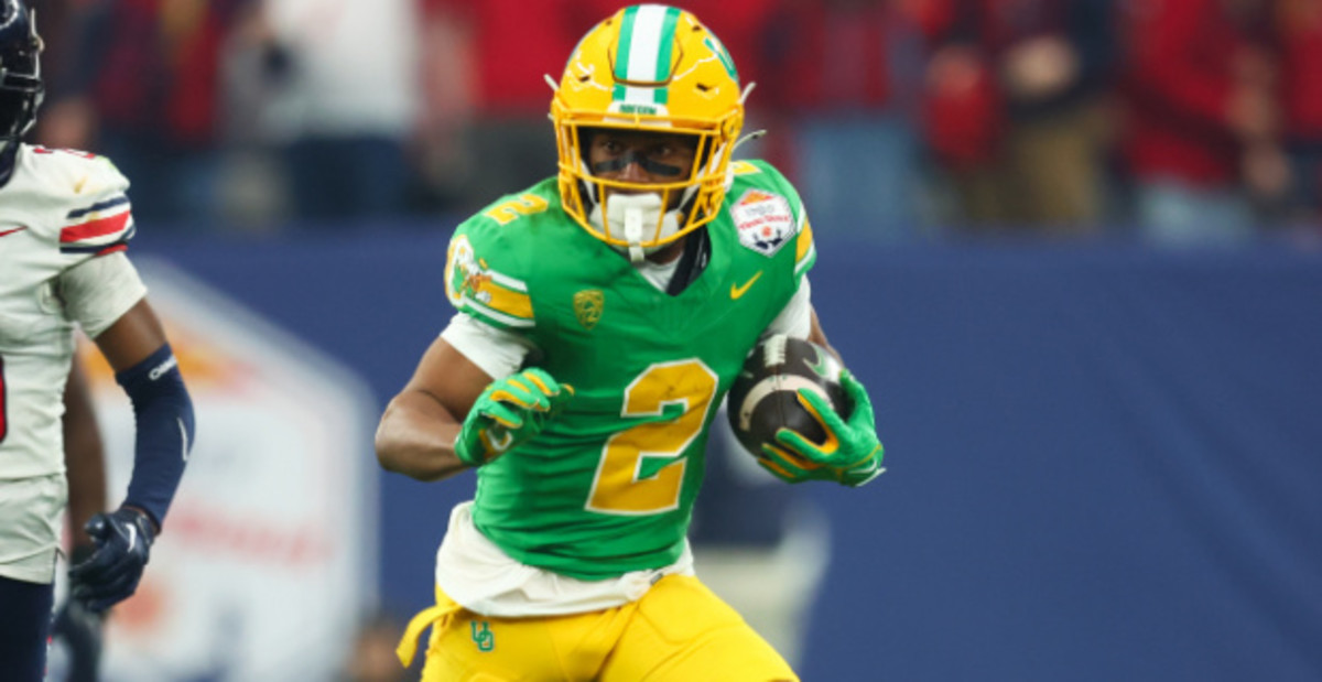 Oregon Ducks wide receiver Gary Bryant, Jr. catches a pass during a college football game.