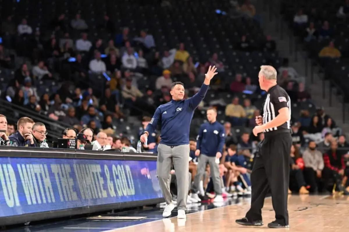 Damon Stoudamire coaching vs Notre Dame