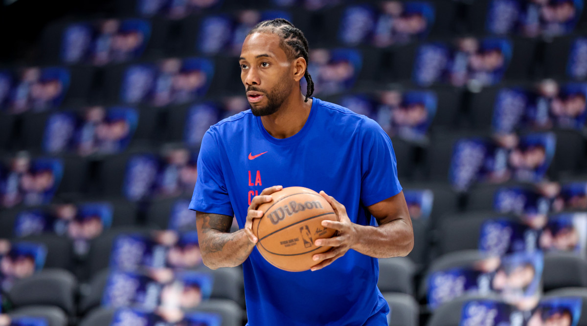 Los Angeles Clippers forward Kawhi Leonard warming up before a game.