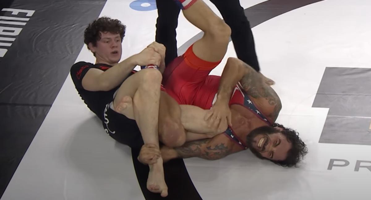 Chase Hooper submits Clay Guida