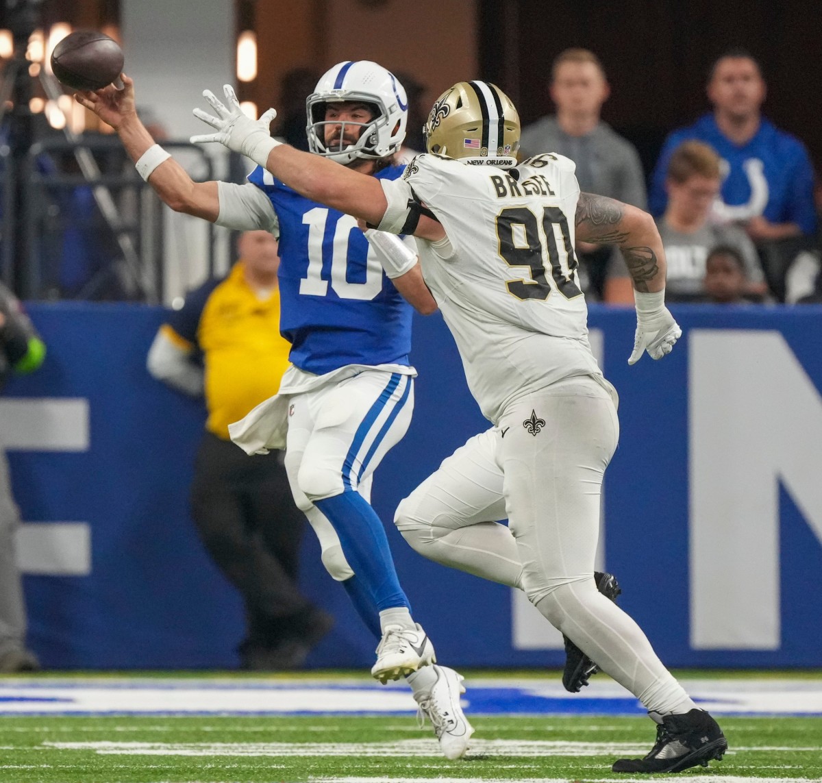 Indianapolis Colts quarterback Gardner Minshew II (10) throws under pressure from New Orleans Saints defensive tackle Bryan Bresee (90). © Robert Scheer/IndyStar / USA TODAY NETWORK