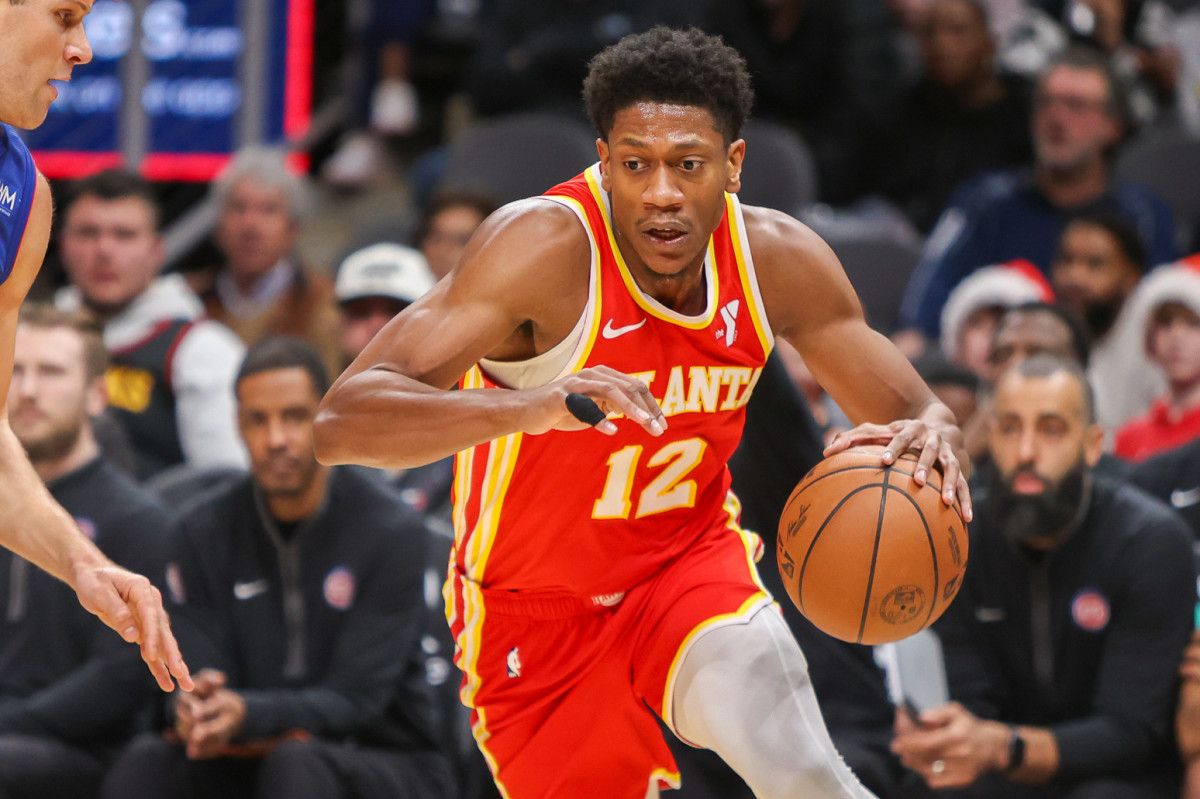 Atlanta Hawks forward De'Andre Hunter (12) drives to the basket against the Detroit Pistons in the second quarter at State Farm Arena.