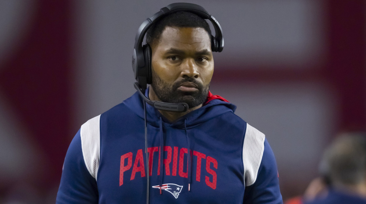 Jerod Mayo on the sidelines for the New England Patriots in December 2022.