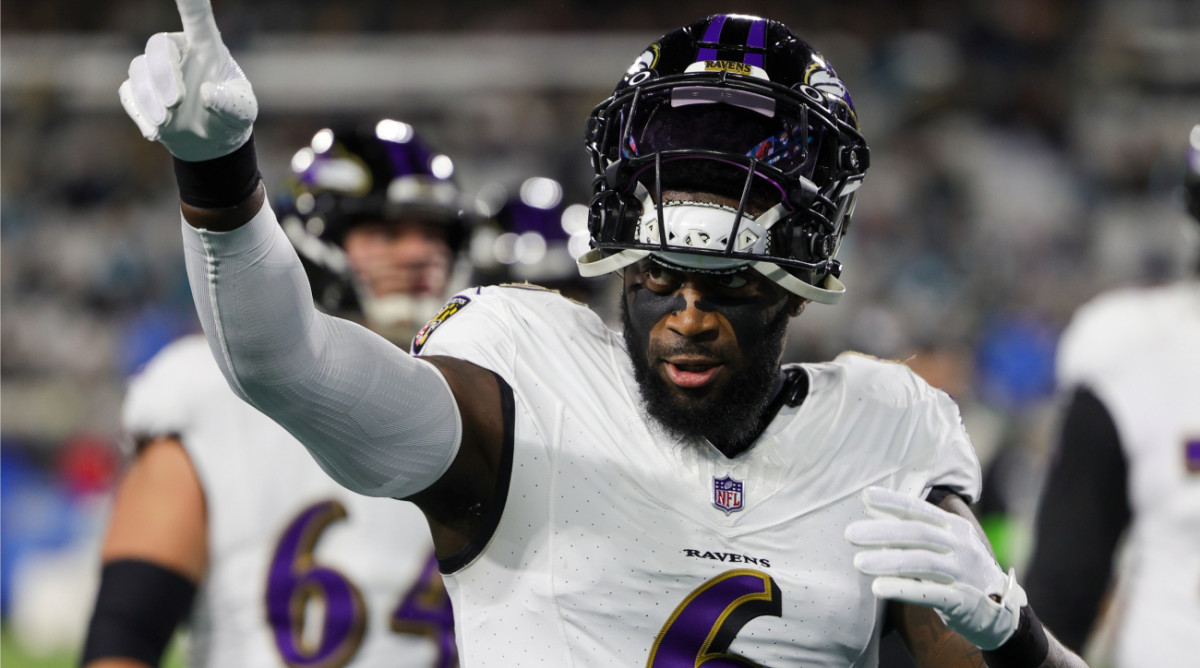 Dec 17, 2023; Jacksonville, Florida, USA; Baltimore Ravens linebacker Patrick Queen (6) warms up before a game against the Jacksonville Jaguars at EverBank Stadium. Mandatory Credit: Nathan Ray Seebeck-USA TODAY Sports  