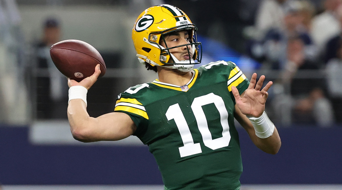 Packers QB Jordan Love throws the ball