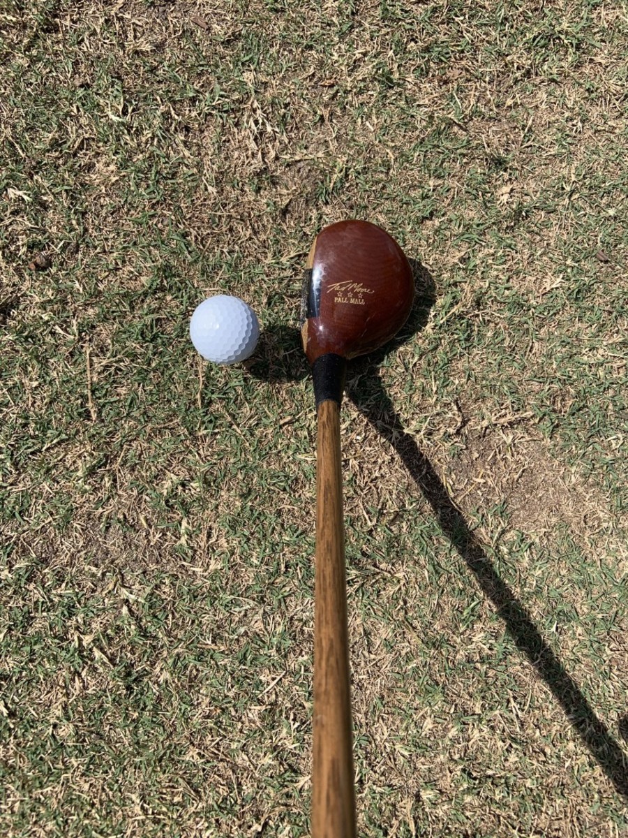 Writer Shaun Tolson's golf bag included an aesthetically pleasing persimmon driver that featured a hickory shaft.