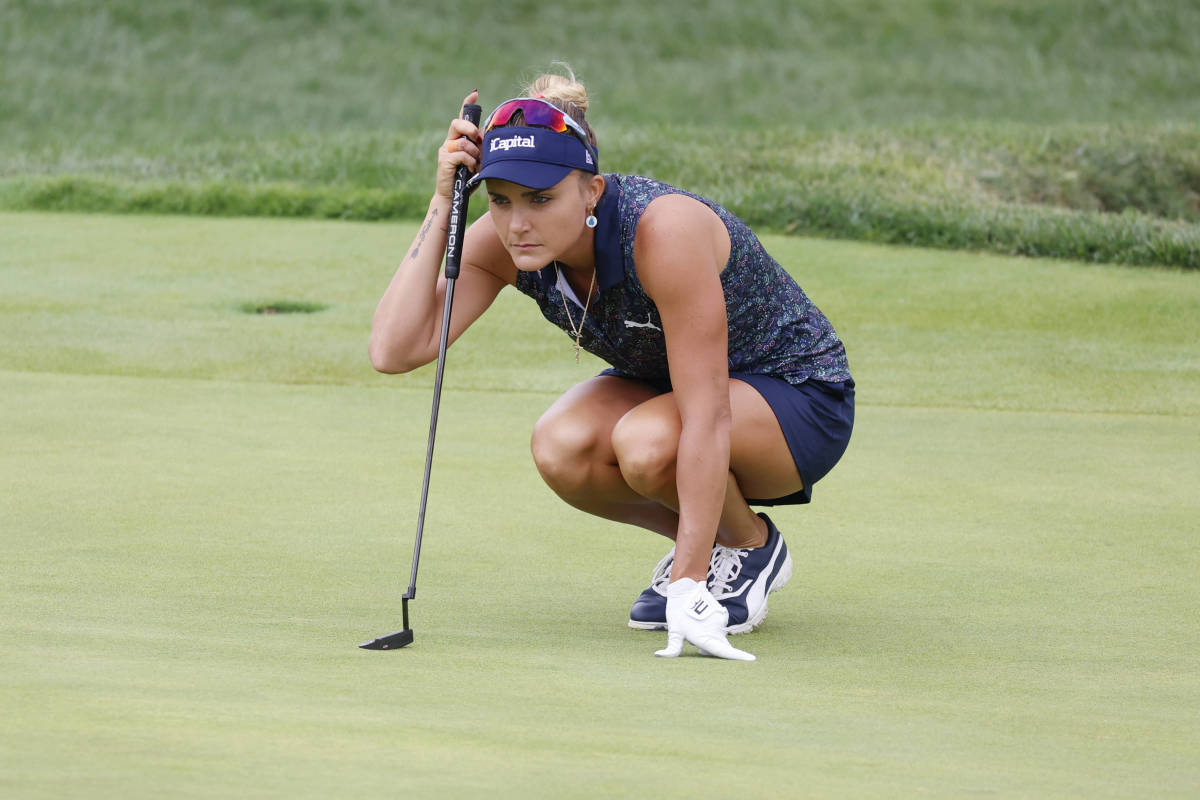  Lexi Thompson lines up her putt on the 9th hole during the first round of the Kroger Queen City Championship at the Kenwood Country Club in Cincinnati, Ohio.