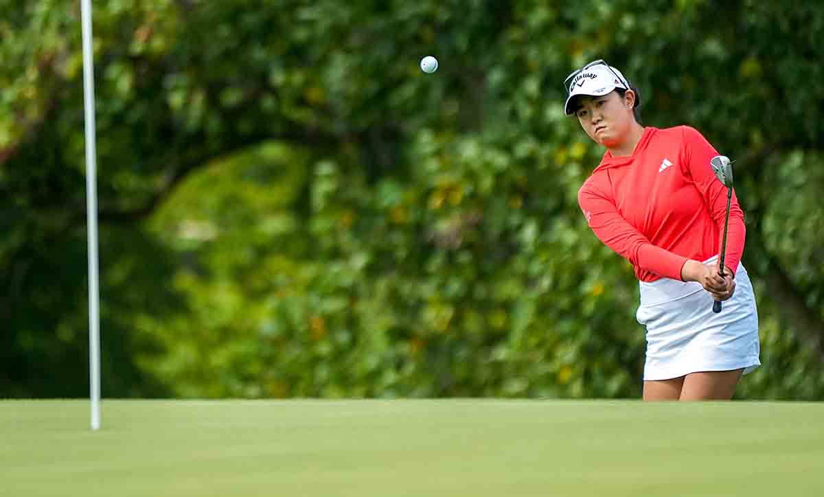 Rose Zhangchips onto the green of the first hole at the 2023 Kroger Queen City Championship in Madeira, Ohio.