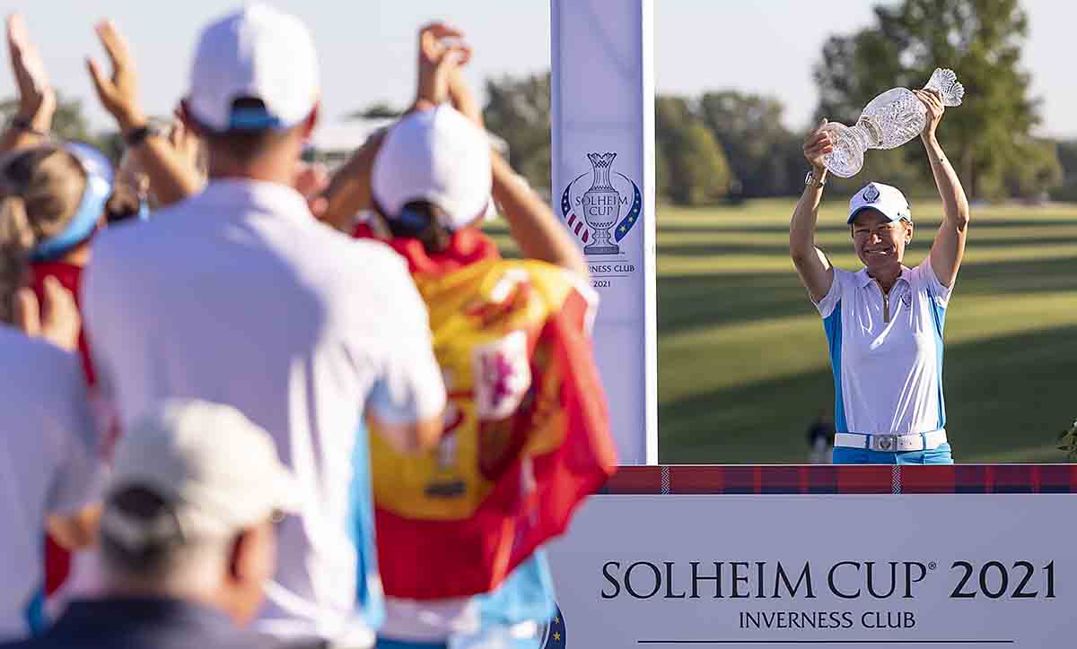 Team Europe captain Catriona Matthew raises the Solheim Cup during the trophy presentation at the 2021 Solheim Cup at Inverness Club.