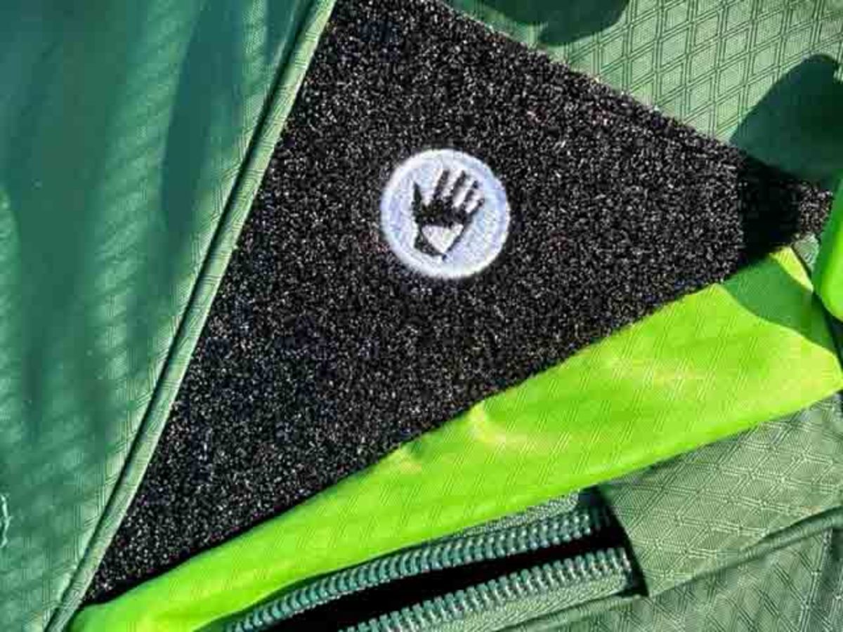A Velcro patch for storing a glove on the Sun Mountain Eco-Lite stand bag.