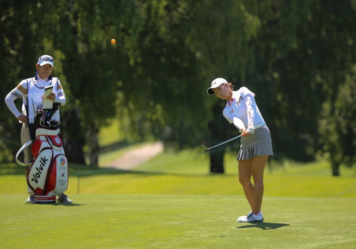 Chella Choi does what she does best on the LPGA: keep the ball on the short grass. 