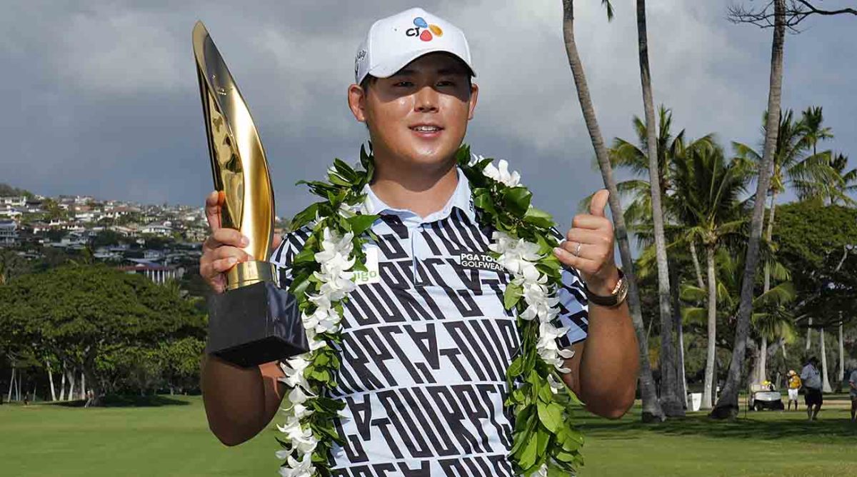 Si Woo Kim poses with the winner's trophy from the 2023 Sony Open in Hawaii.
