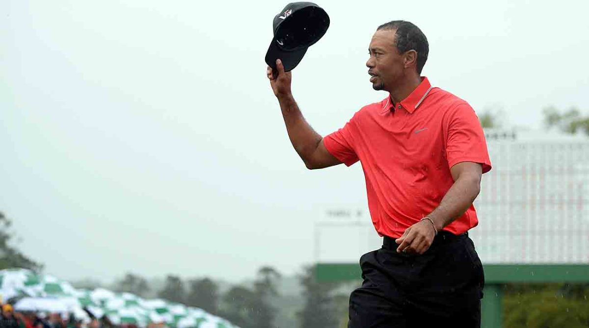 Tiger Woods acknowledges the crowd in the final round of the 2023 Masters.