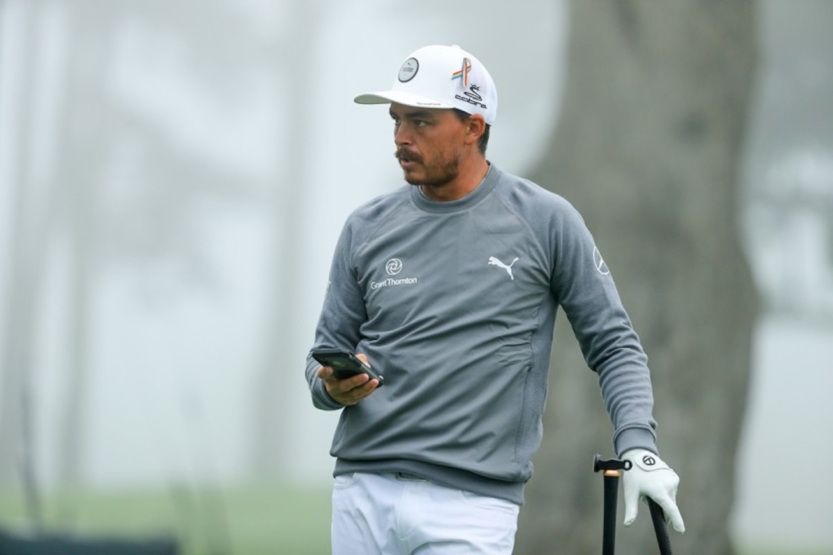 Rickie Fowler might need to call for help after another lackluster season. 
