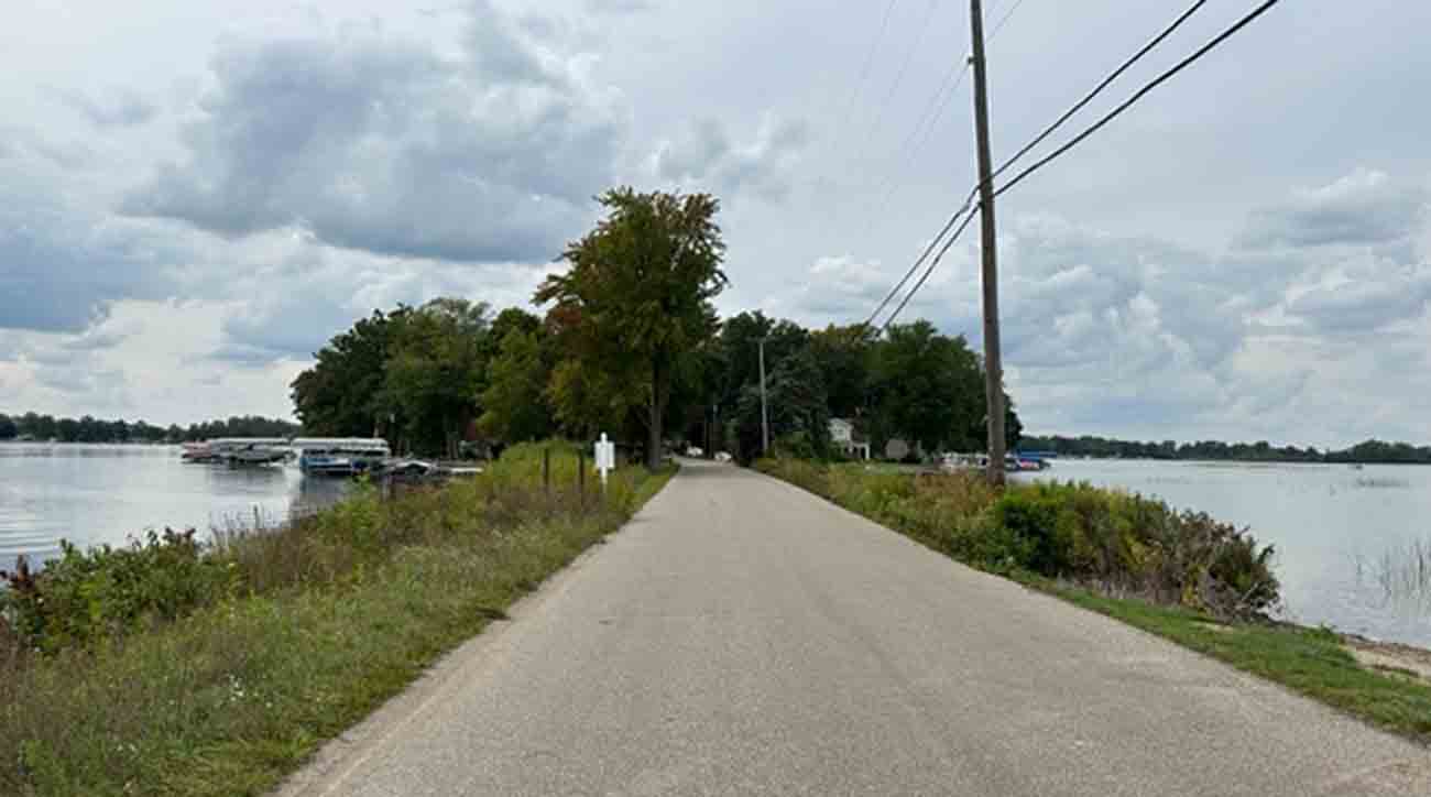 Iyopawa Road, the one way by car onto Iyopawa Island.