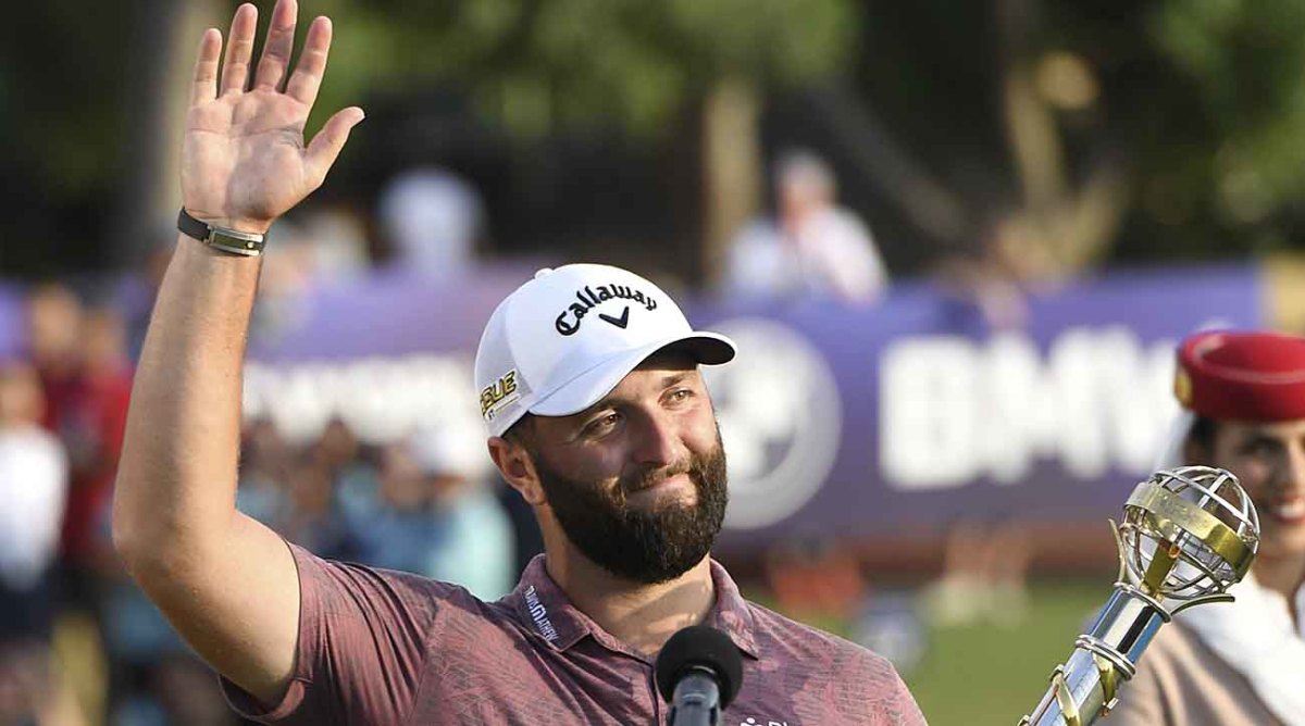 Jon Rahm waves to the crowd after winning the 2022 DP World Tour Championship.