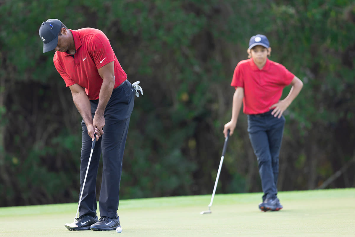 tiger-woods-putts-sunday-pnc-championship