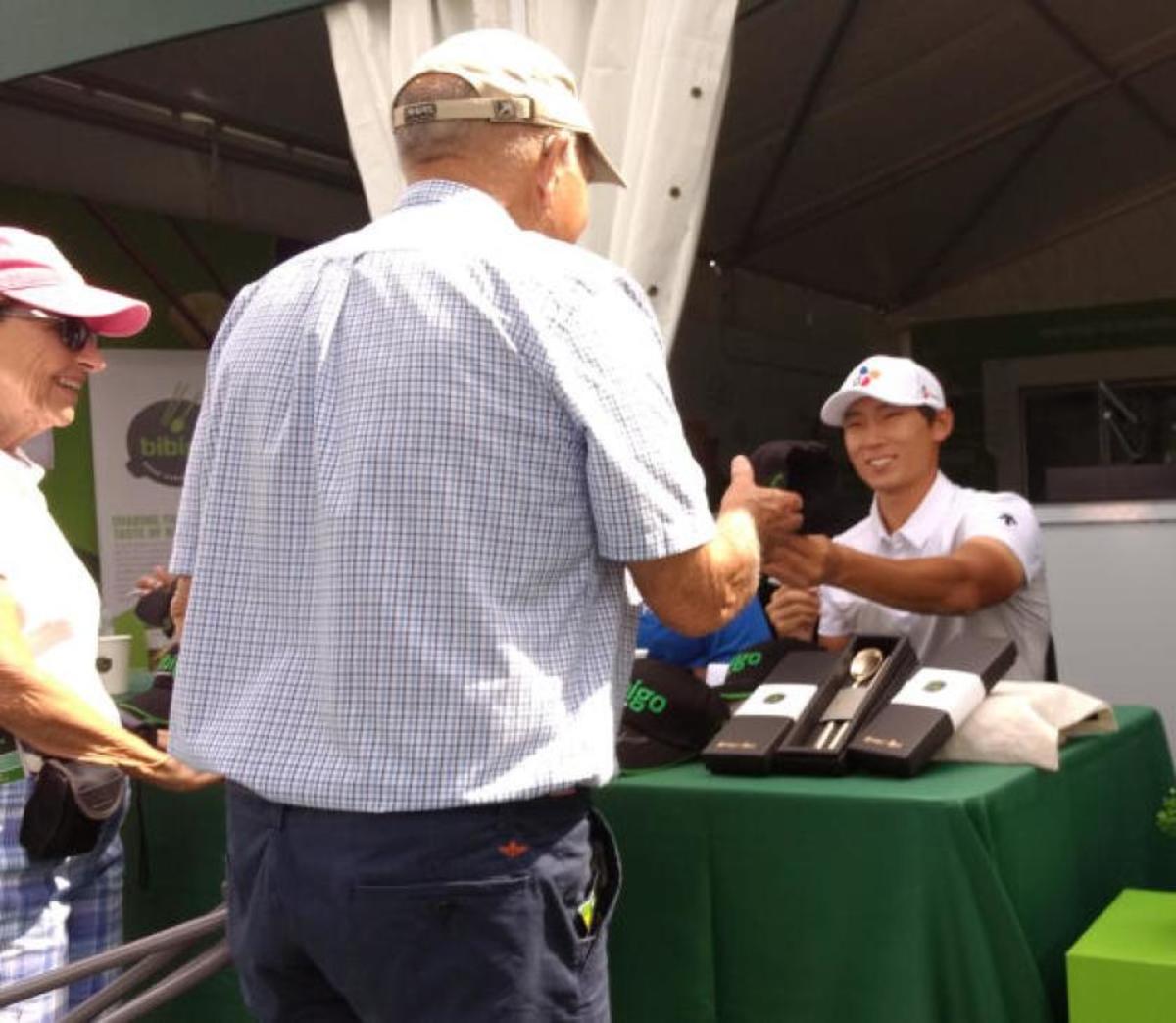 South Korea’s Whee Kim demonstrates how to win over American golf fans: with a smile and an autograph.