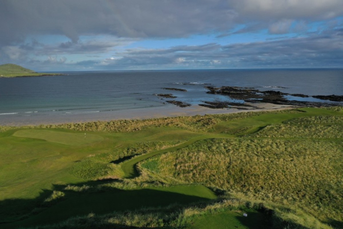 The par-3 ninth hole features the Gweebarra Bay as a backdrop.