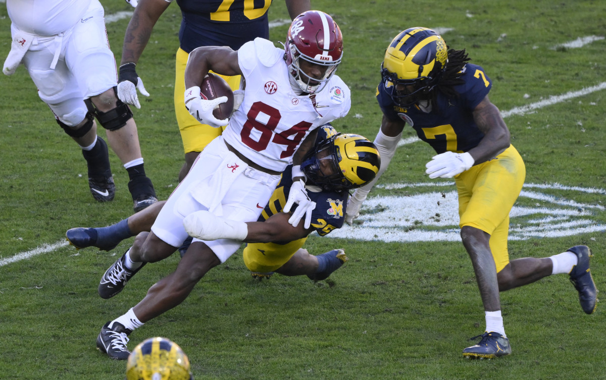 Jan 1, 2024; Pasadena, CA, USA; Alabama Crimson Tide tight end Amari Niblack (84) tries to break a tackle by Michigan Wolverines linebacker Junior Colson (25) in the 2nd quarter of the 2024 Rose Bowl college football playoff semifinal game at Rose Bowl. Right is Michigan Wolverines defensive back Makari Paige (7). Mandatory Credit: Robert Hanashiro-USA TODAY Sports