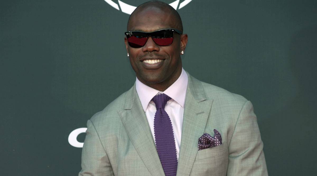 Former NFL wide receiver Terrell Owens smiles on the ESPYs red carpet.