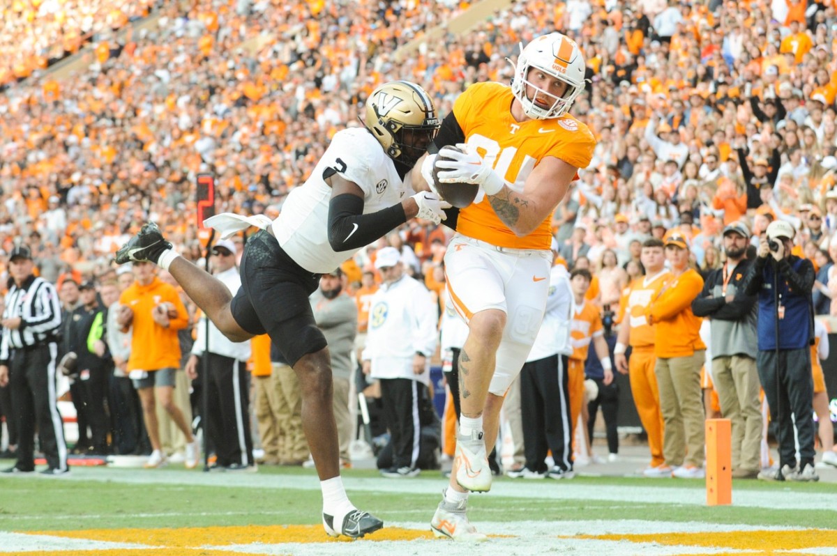 Tennessee tight end McCallan Castles (34) runs into the end zone as Vanderbilt safety De Rickey Wright defends him during a football game between Tennessee and Vanderbilt at Neyland Stadium in Knoxville, Tenn., on Saturday, Nov. 25, 2023.  