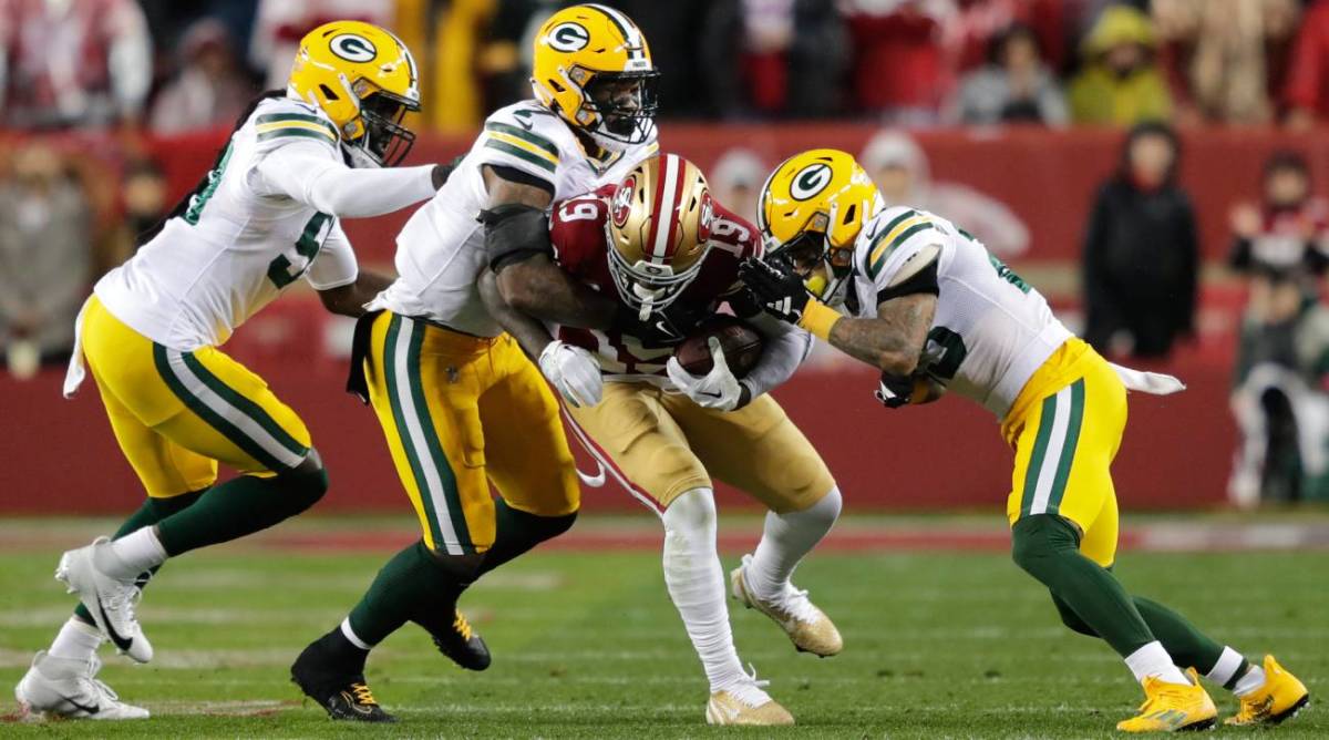 49ers receiver Deebo Samuel makes a play against the Packers.